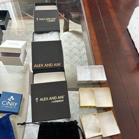 Assorted jewelry gift boxes, and pouches - Picture 10 of 12